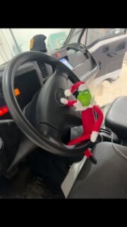 “Seguimos con la vibra navideña: el Elfo y el Grinch comparten mome con nuestros colaboradores”
#VibraNavideña #ElfoEnLaOfi #GrinchNavideño #NavidadEnEquipo #BuenAmbienteLaboral #CelebremosJuntos #MagiaDeNavidad