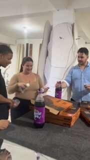 🍕 Día de Pizza con los Jefes — Sorpresa en la Fábrica 🤩
#ScandiMirrorRD #DiaDePizza #JefesConEstilo #BuenAmbienteLaboral #TrabajandoConSabor #EquipoScandi #SorpresaDelJefe #MomentoFlex #FelizEnElTrabajo #PizzaTimeRD