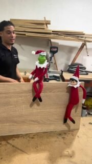 “Hoy el Elfo y el Grinch Tuvieron Que Trabajar en la Fábrica… y Todo Se Salió de Control 😂🎄”
📝 Descripción
Cuando pones al Elfo y al Grinch en el mismo turno, la fábrica no vuelve a ser la misma. Prepárate para ver caos, risas y mucha Navidad. 🎁✨
🔖 Hashtags
#Grinch #Elfo #Navidad #FabricaNavideña #Navidad2025 #HumorNavideño #ModoNavidad #ChristmasVibes #FunnyChristmas #XmasFun #VideoDivertido